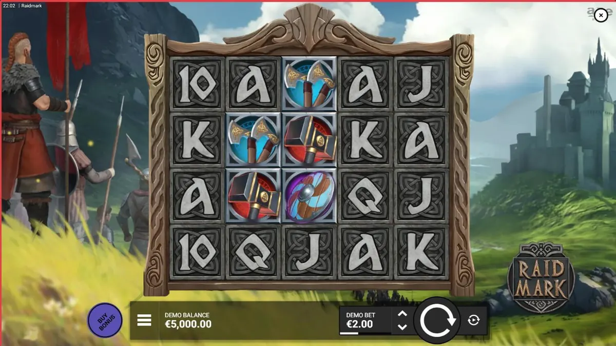 Isang mobile phone na nagpapakita ng Raidmark slot game na may temang Viking.